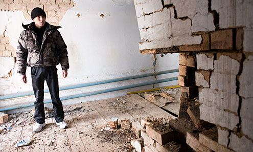 Кидала квартир. Разрушенная квартира. Брошенные квартиры на Украине сегодня. Люди живут в разрушеных квартирах Донбас. Петух из разрушенной квартиры в Бердске.