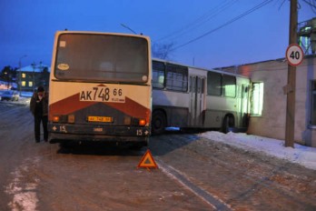 Машина врезалась в автобус