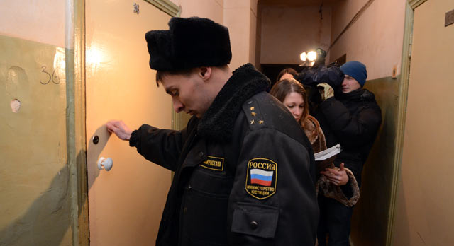 список должников на доме. долги воронеж приставов. объявление по задолженности за коммунальные услуги. публикуют должников. коллекторы в россии.