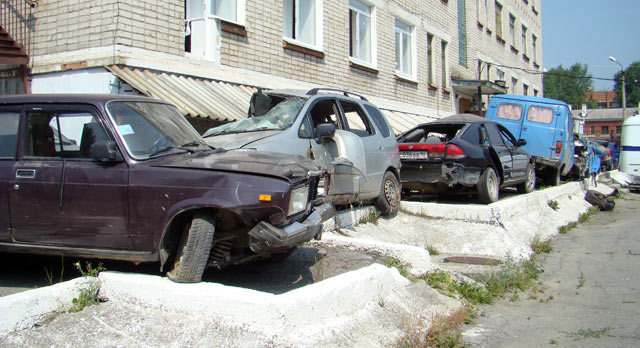 Разбитая машина во дворе. Разбитые машины во дворе. Разбитые дворы России. Свалка машин во дворе. Автомобиль битый во дворе.