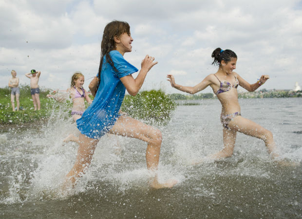 Купание подростков. Школьники купаются. Девочки купаются в реке. Купание без одежды. Подружки купаются.