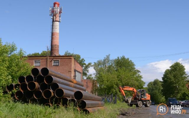 Для ремонта теплотрассы на Кирзаводе завезли трубы. Когда начнутся работы, пока неизвестно. 