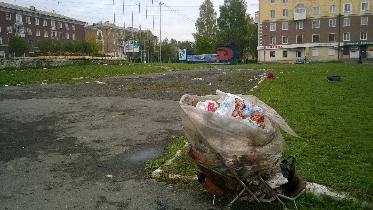 Убранная площадь. Сфера Ревда. Ревда туалет на площади. Как позвонить по мусорке г.Ревда. В Ревде сегодня скончался человек на улице.