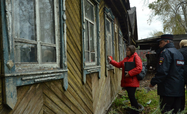 У подъезда две скамейки на скамейках две семейки