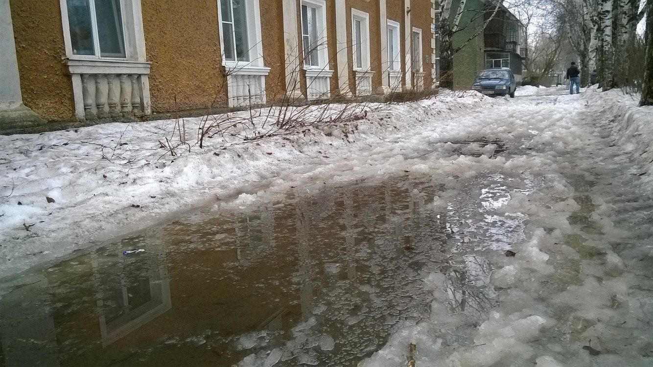 Аллергия на таяние снега. Таяние снега в городе. Тает снег в России. Лужи от таяния снега. Таяние снега в России.