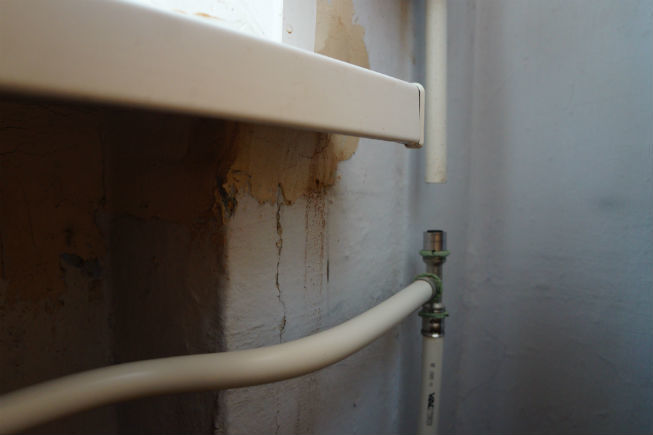 В доме, где идет капремонт, во время опрессовок залило квартиру — Ревда ...