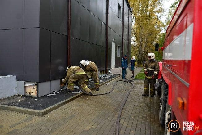 Коробка горит. Ревда информ. Пожар в магазине Кировский в Ревде. Пожар в Ревде Горького 39 сегодня. Пожар в Ревде сегодня магазин Кировский.