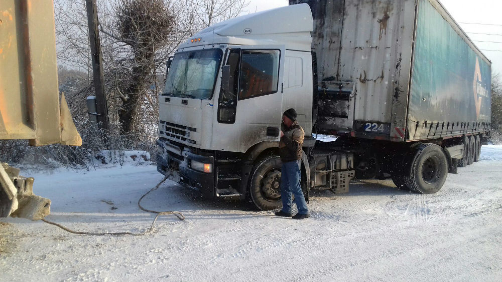 Трахнул застрявшую в багажнике