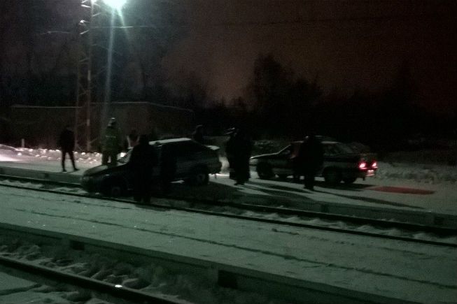 "Извиняюсь за качество [фото], но таких поездов я еще не видел. Пьяный вылетел на пути возле вокзала", — написал очевидец случившегося Владимир Скурихин в нашей группе во "ВКонтакте".