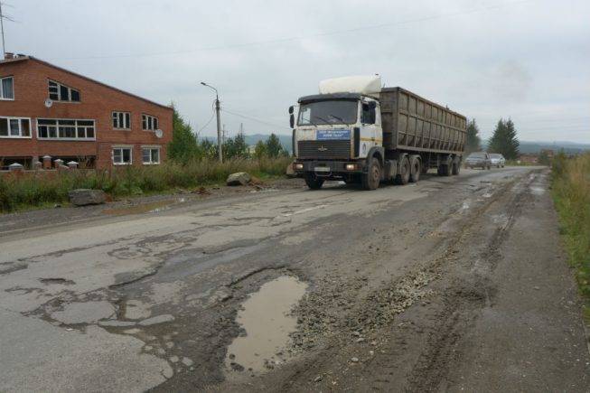 Для чего посередине дорог на широких улицах рисуют белой краской островки ответ