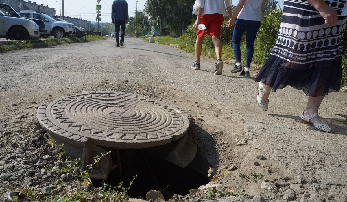 Люк 6 букв. Тротуар с открытым люком. Открытые люки осенью. Очень много люков.