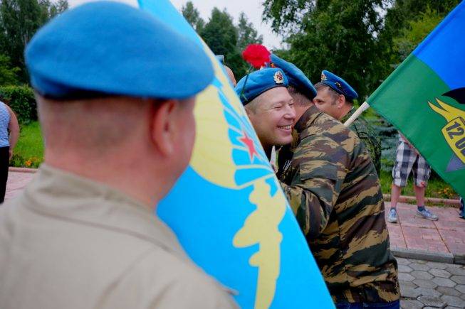 Какой праздник бравый солдат швейк встречал в первые дни службы в армии