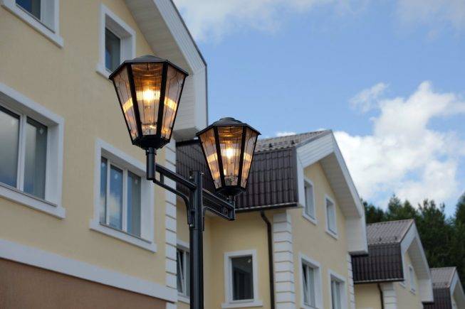 Декоративные фонари на улице Жемчужной добавляют ощущение уюта.