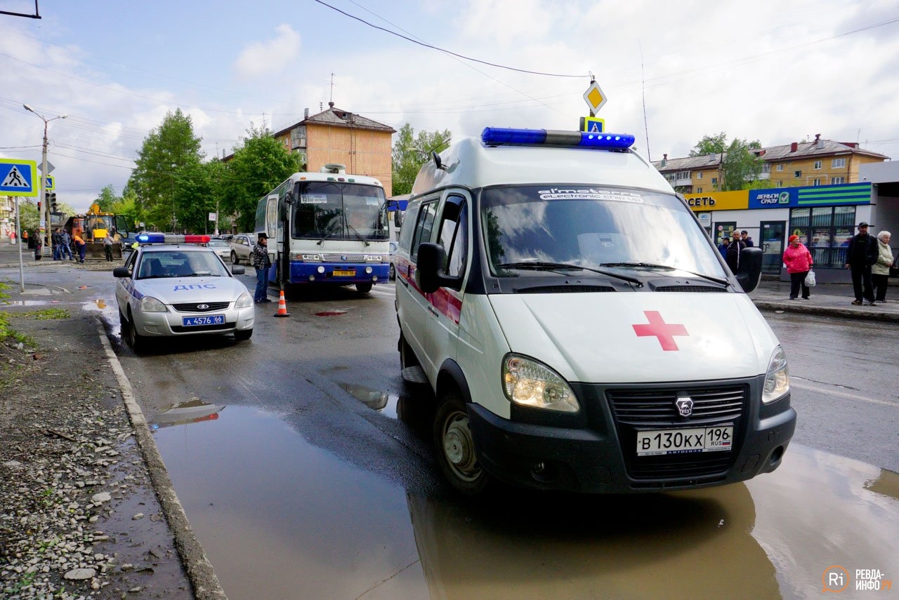 От автобусной остановки одновременно в одном направлении отошли автобус и пешеход скорость автобуса