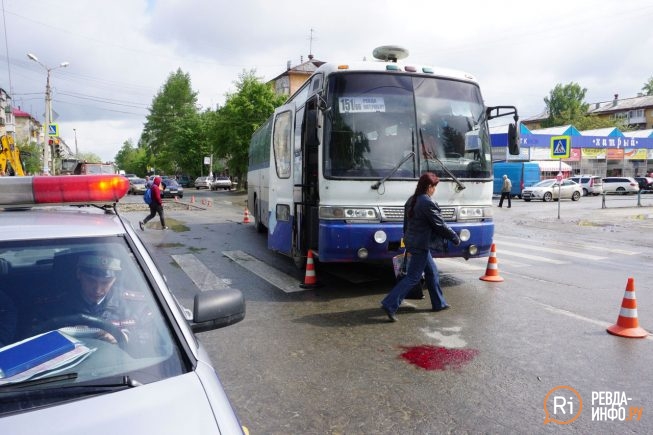 От автобусной остановки одновременно в одном направлении отошли автобус и пешеход скорость автобуса