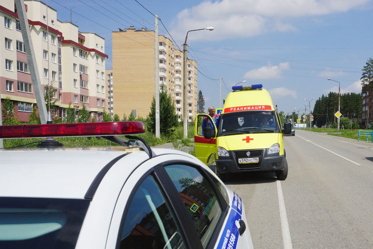 В Ревде иномарка сбила человека прямо на пешеходном переходе. Здесь уже  было ДТП — Ревда-инфо.ру