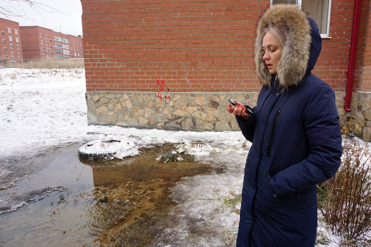 Из водостока хлещет на асфальт вода рисунок