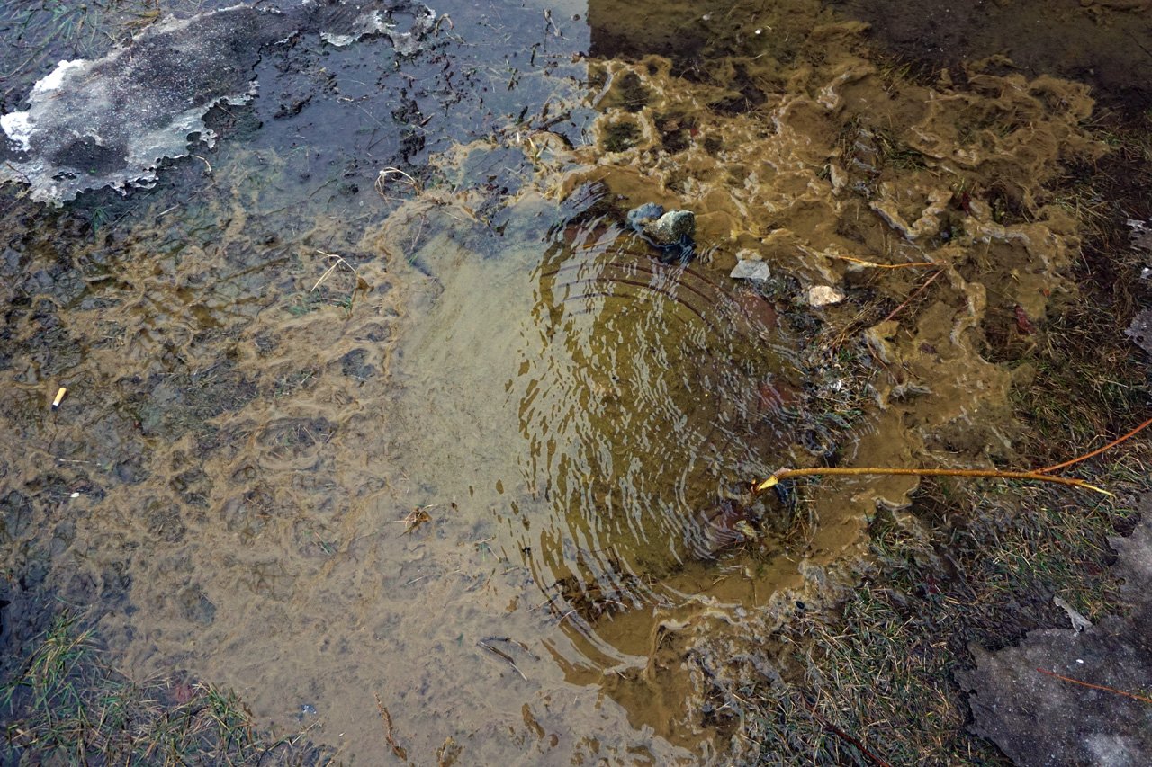 Из водостока хлещет на асфальт вода рисунок