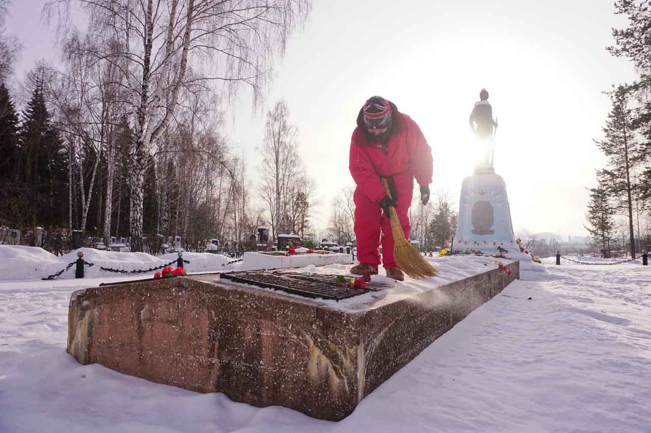 Наводишь на фото и оно оживает