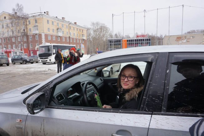 Госавтоинспектры поздравили женщин-водителей Ревды с праздником — Ревда