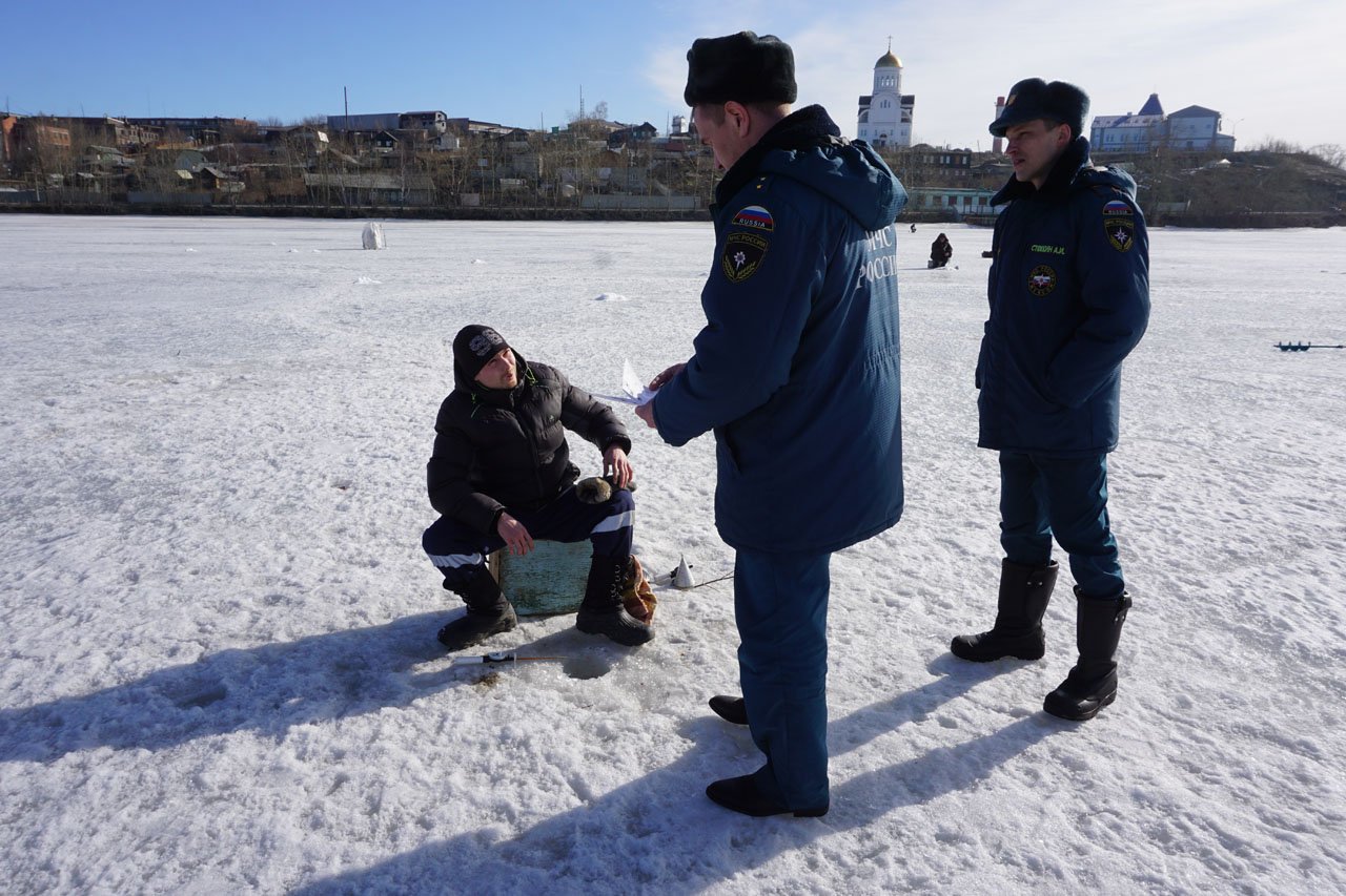 Мальчики отыскали сухое место расселись на берегу и раскинули удочки схема