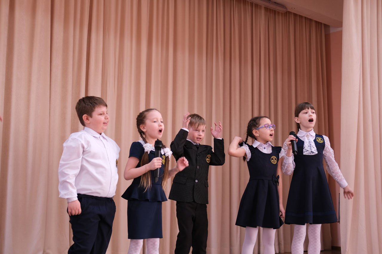 На кружок по математике записали семиклассники восьмиклассники. Школьники поют. Школьники поют фото. Деревню хор восьмиклассников. Цирковое выступление восьмиклассников в школе.