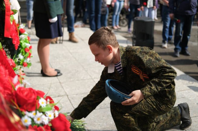 Картинка дети возлагают цветы к памятнику