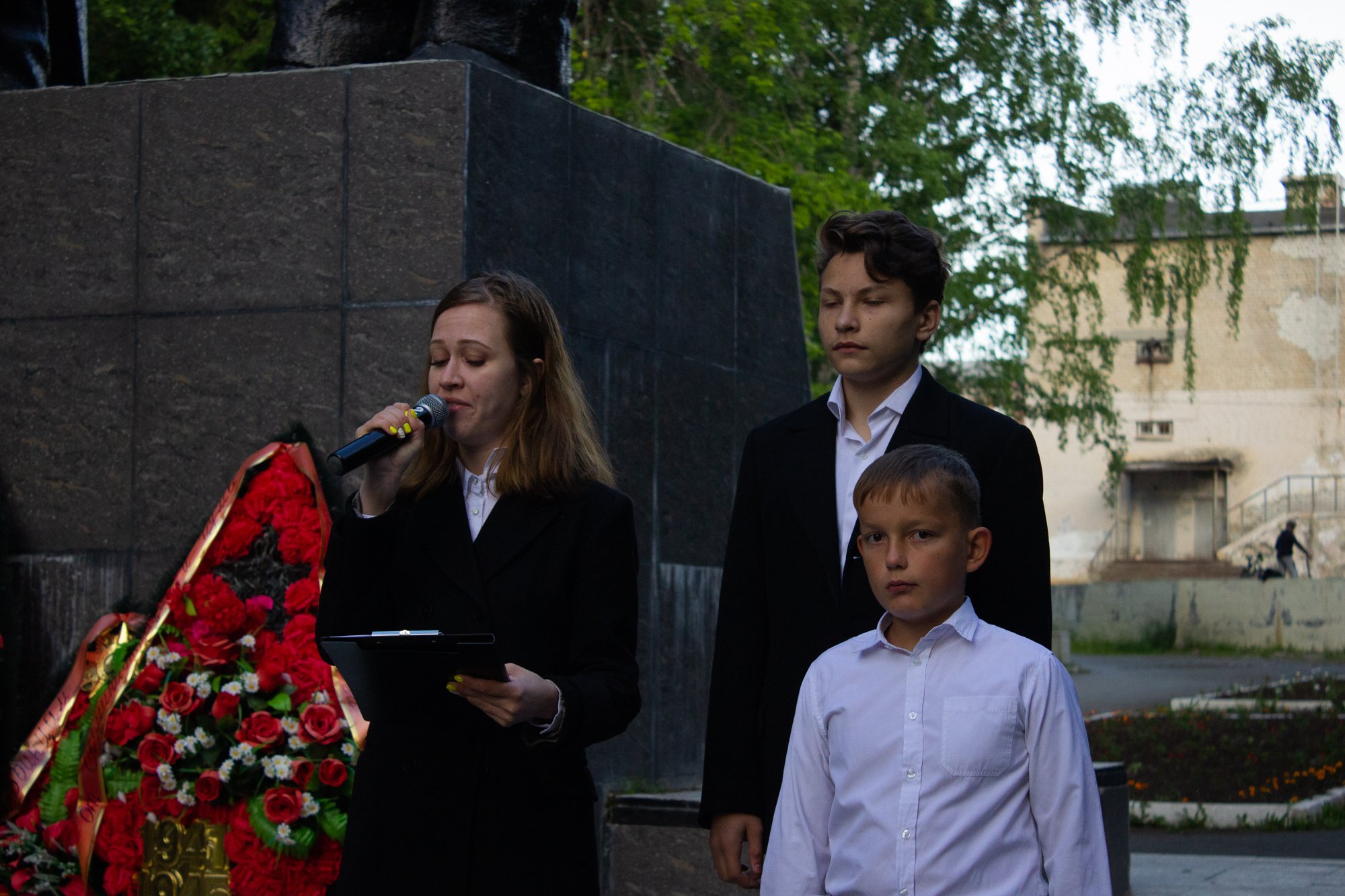 Две свечи одинаковой длины l зажгли одновременно и поставили на столе между двумя стенами