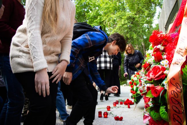 Две свечи одинаковой длины l зажгли одновременно и поставили на столе между двумя стенами