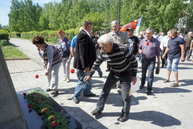 Бывшие одноклассники на школьном вечере встреч делились жизненными успехами и планами алексей кратко