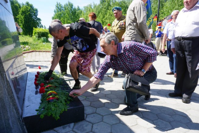 Бывшие одноклассники на школьном вечере встреч делились жизненными успехами и планами алексей гдз