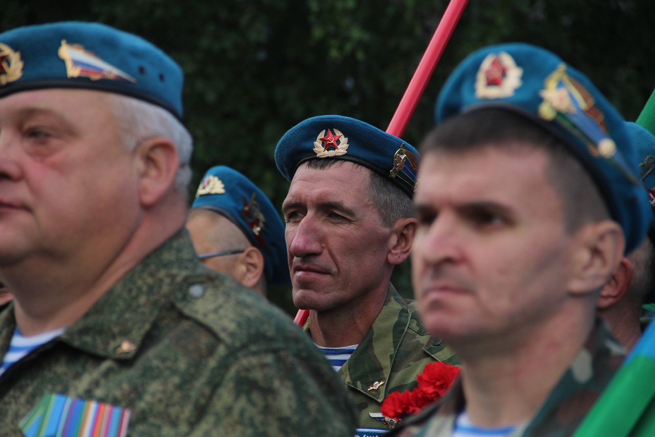 под знаменем гвардейского полка голубые береты