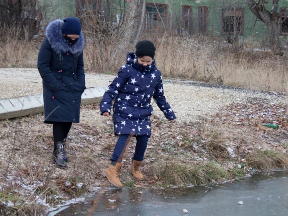 Старушка тяжело поднялась со стула опираясь руками о колени и громко шаркая шлепанцами направилась