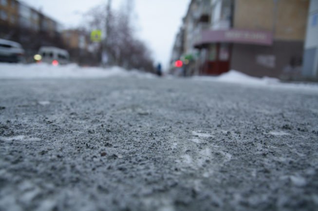 Кажется, перестарались. Жители возмущаются тем, как подсыпали тротуар ...
