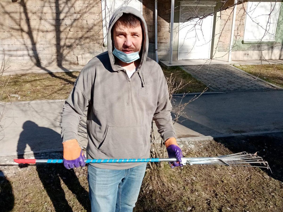 Ревдинец Владимир Сухих вышел на субботник возле своего дома | 04.05.2020 |  Ревда - БезФормата