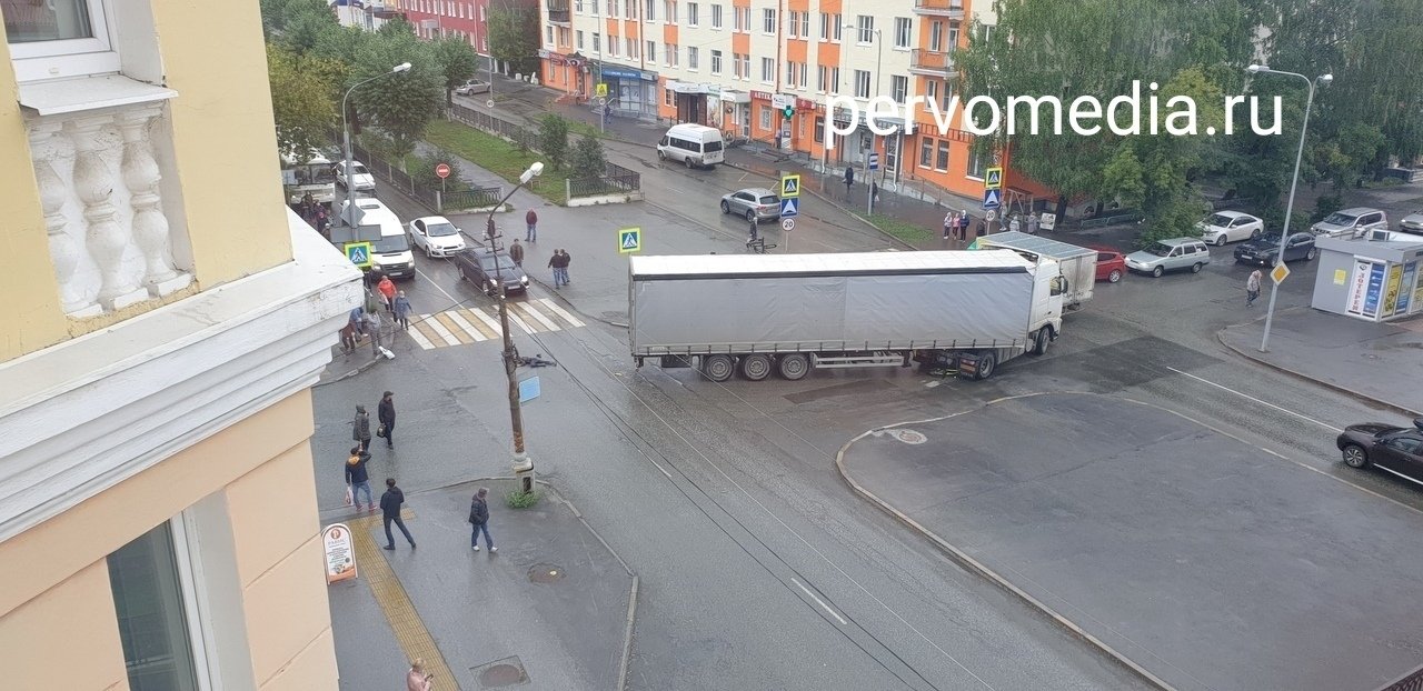 Свернул не туда: в Первоуральске обсуждают, кто виноват в гибели ребенка  под колесами фуры на пешеходном переходе — Ревда-инфо.ру