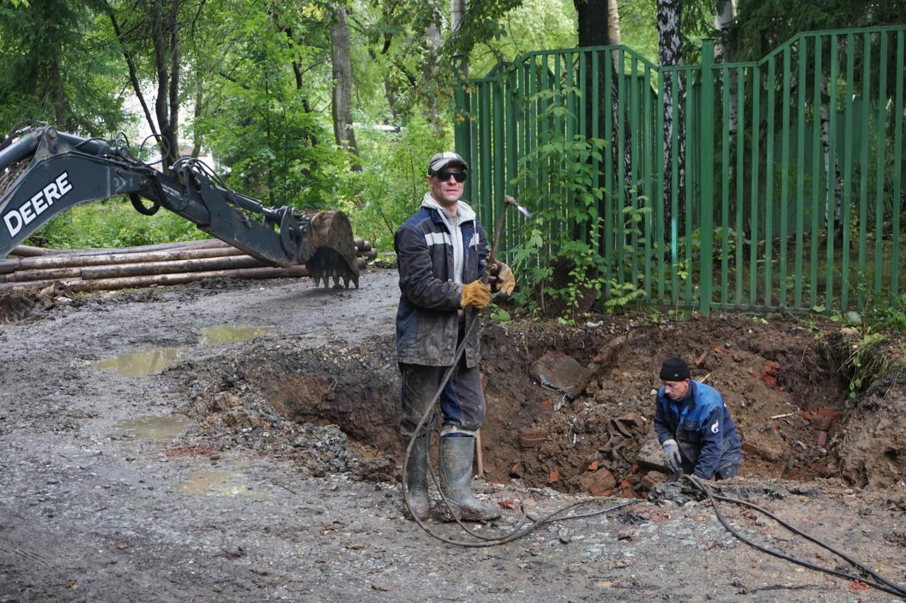 По заказу ЕТК в «дворянском гнезде» перекладывают полувековые трубы |  19.08.2020 | Ревда - БезФормата