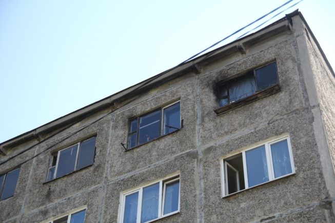 В Ревде горела квартира в бывшем общежитии на Энгельса, 51 ...