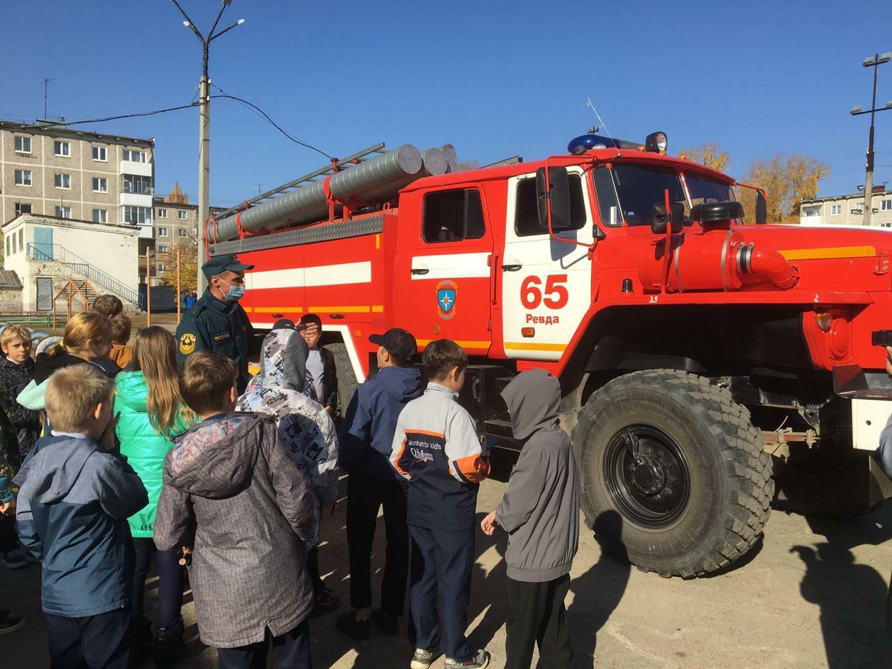 Ревдинские пожарные отметили День гражданской обороны, побывав в гостях в  школе и садике — Ревда-инфо.ру