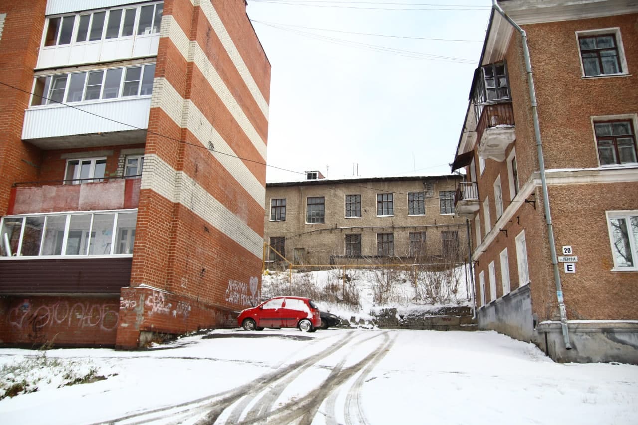 Около домов в районе УПП ВОС восстановят аварийную подпорку склона, на ...