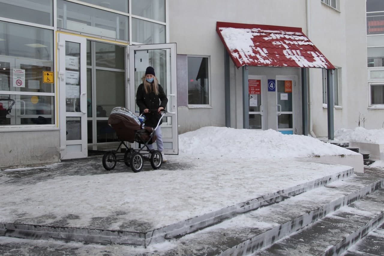 В Ревде ребенок получил перелом черепа, когда мама упала с ним на крыльце  детской больницы — Ревда-инфо.ру