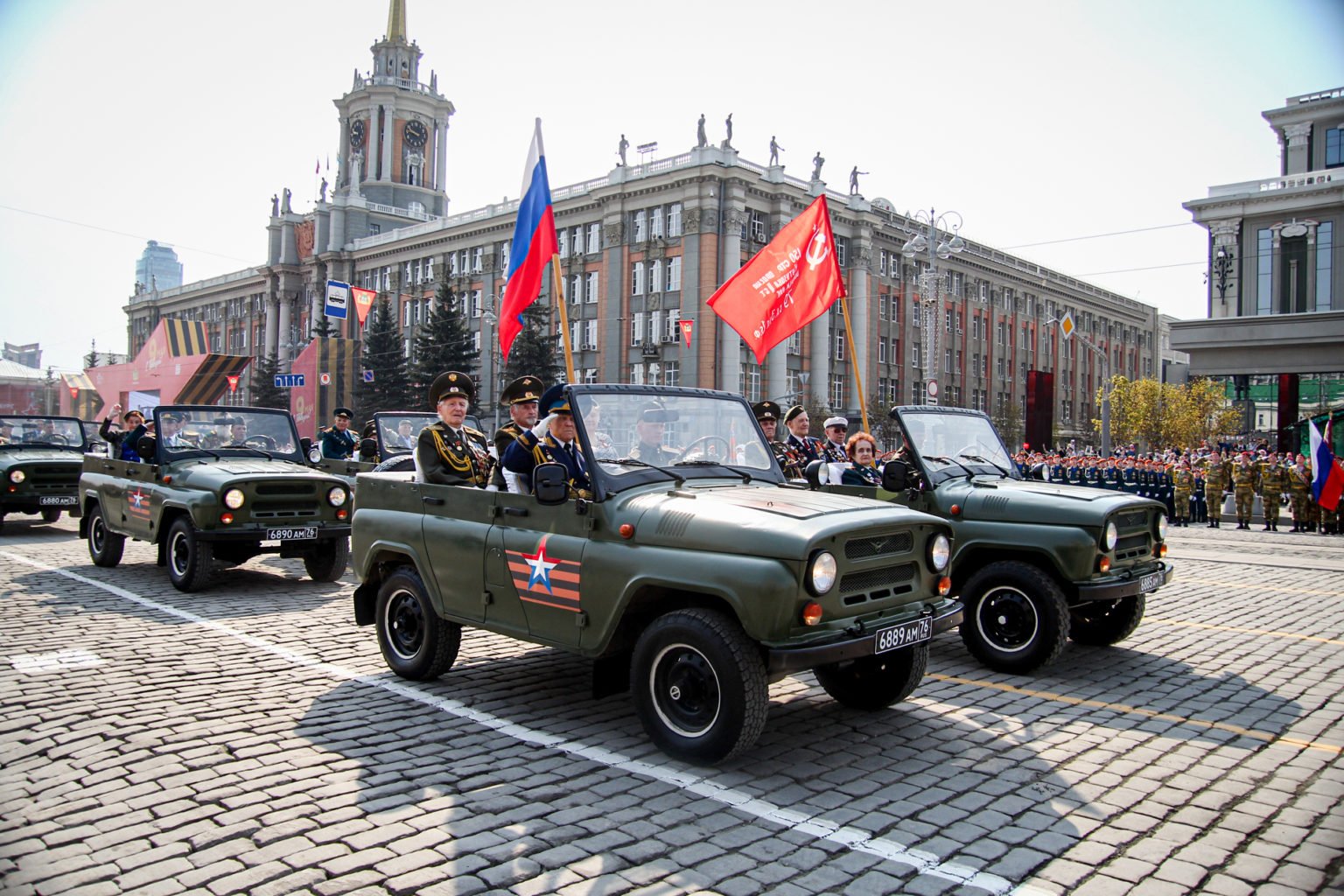 Машины на параде победы