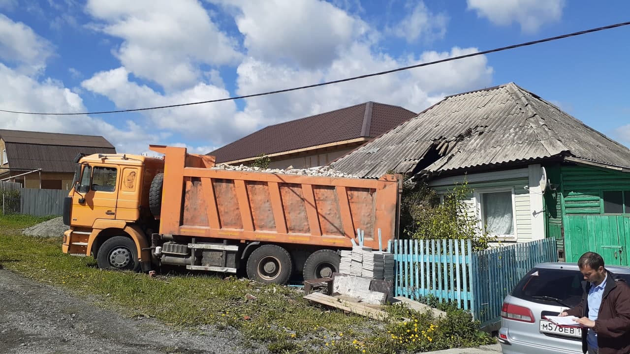 В Ревде грузовик снес столб и забор частного дома на Чернышевского —  Ревда-инфо.ру