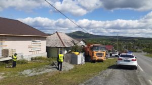 В Ревде грузовик снес столб и забор частного дома на Чернышевского  Ревда-инфо.ру