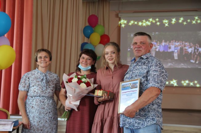 В Ревде выпускники школы №3 запустили в небо белых голубей. И получили ...