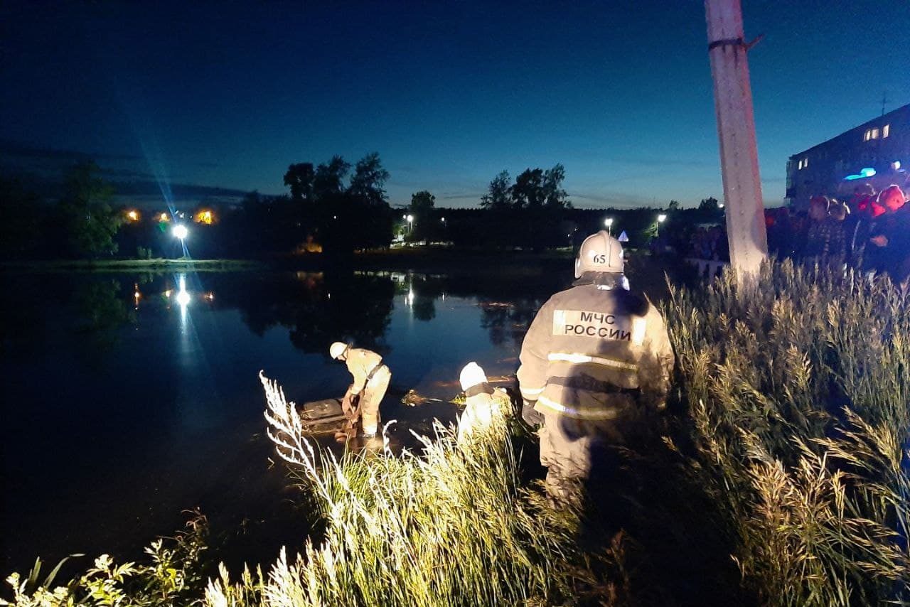 В Совхозе машина упала в пруд, 32-летний водитель погиб | 14.06.2021 |  Ревда - БезФормата