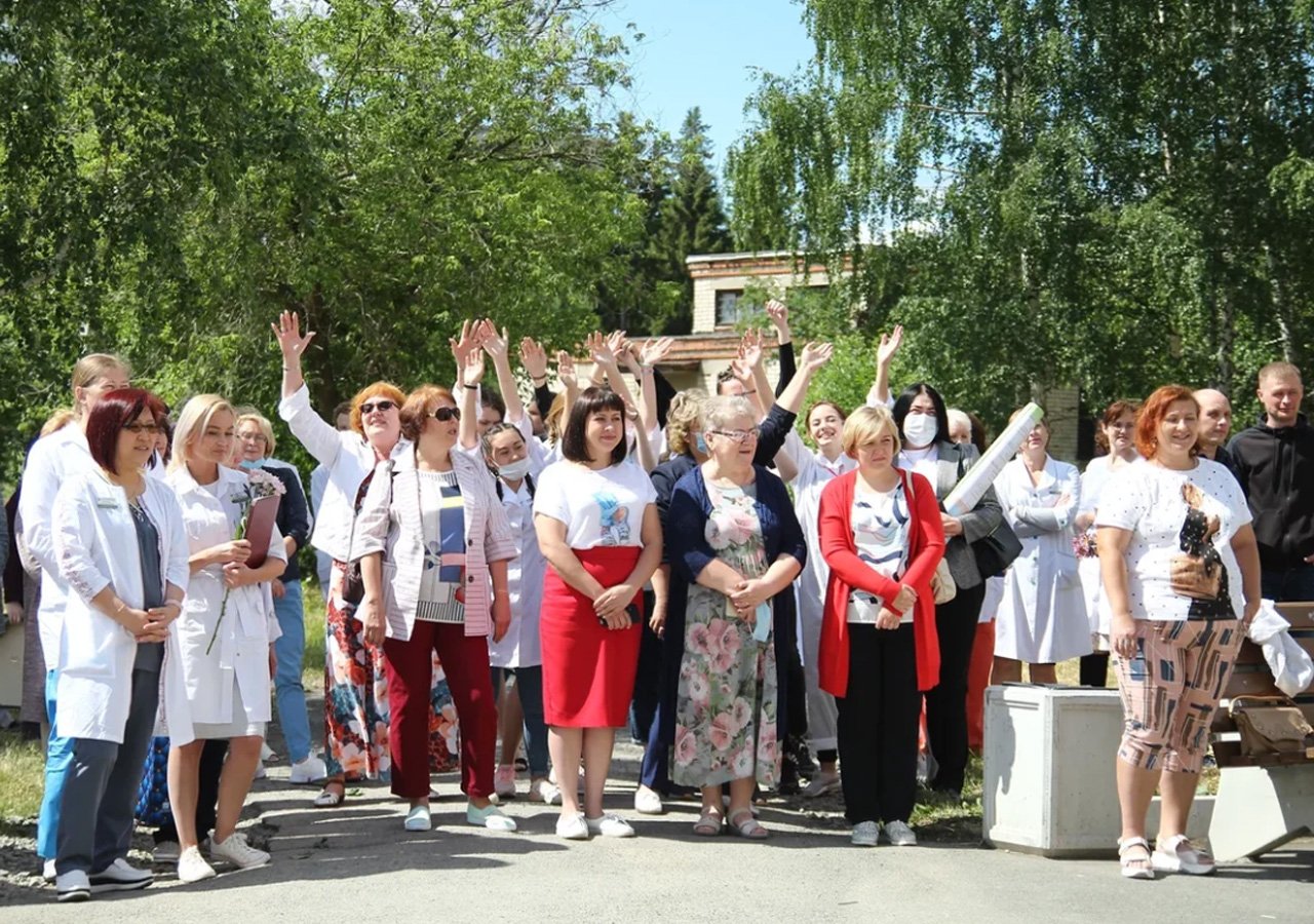 В Ревде медиков снова чествовали прямо около больницы: всех награжденных  актовый зал бы не вместил — Ревда-инфо.ру