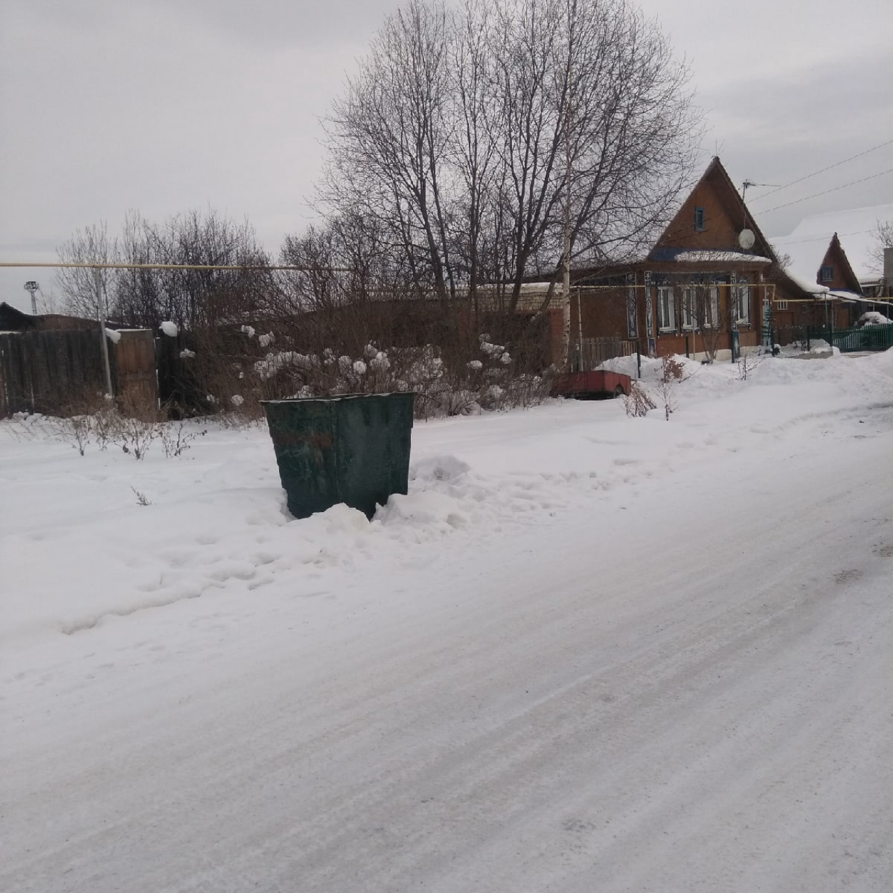 В Ревде у частных жилых домов поставили мусорные баки. Люди в гневе! 🤬 —  Ревда-инфо.ру