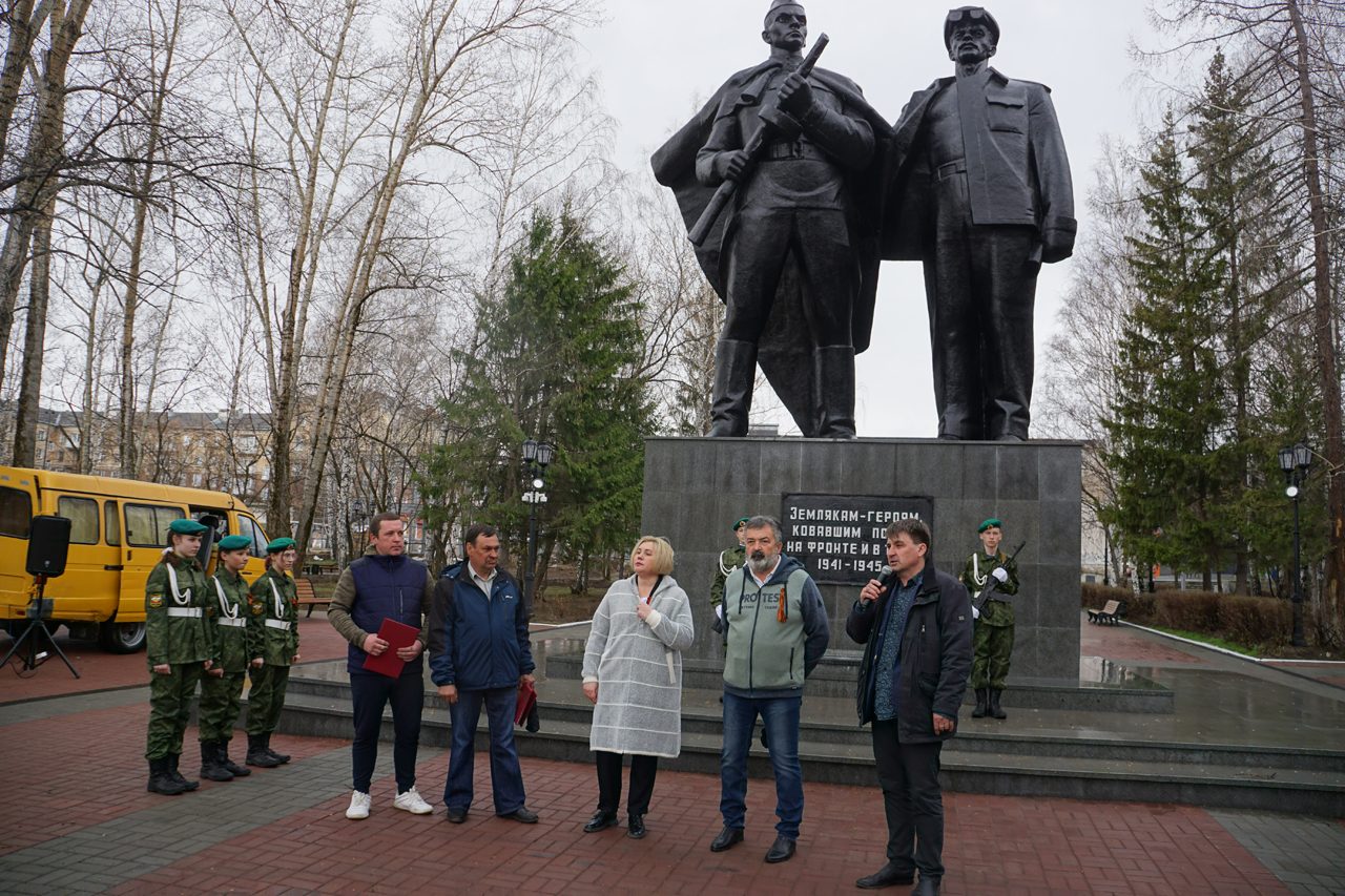 Начинать памятник. Ревда памятник парк Победы. Памятник землякам героям Ревда. Памятник землякам героям реконструкция Ревда. Памятник 9 мая.