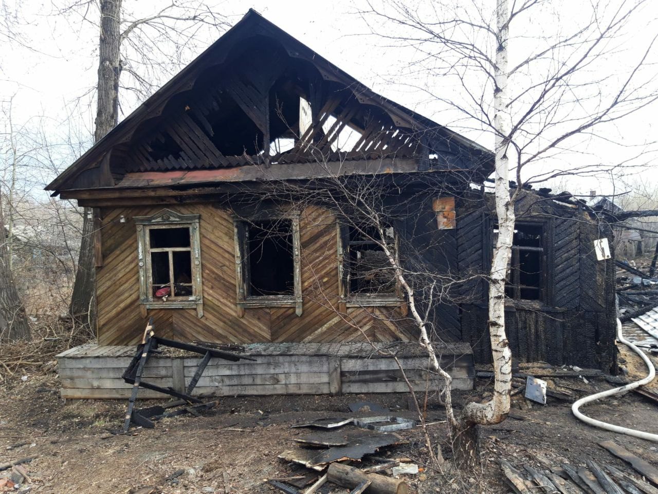 При пожаре дома в поселке ЖБИ погиб 64-летний хозяин | 05.05.2022 | Ревда -  БезФормата